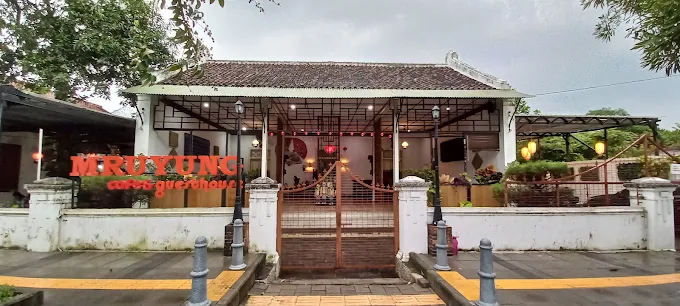 Suasana Cafe Roti Mruyung